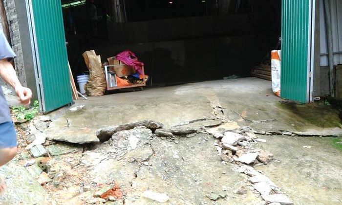 Nhà dân bị nứt, sạt lở gây sập tường (Ảnh: K.C).