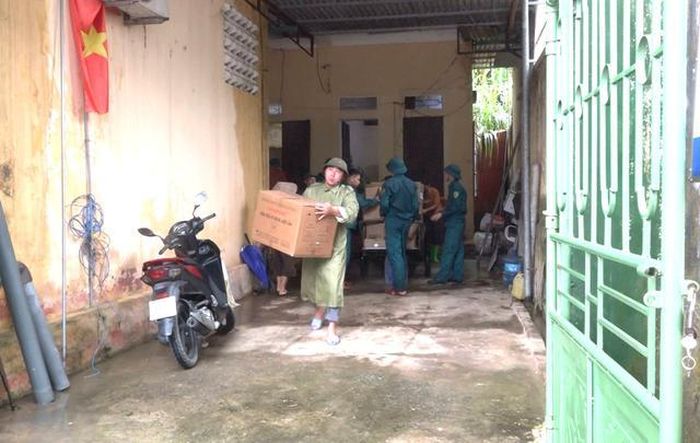 Di dời các hộ dân đến nơi an toàn (Ảnh: K.C).