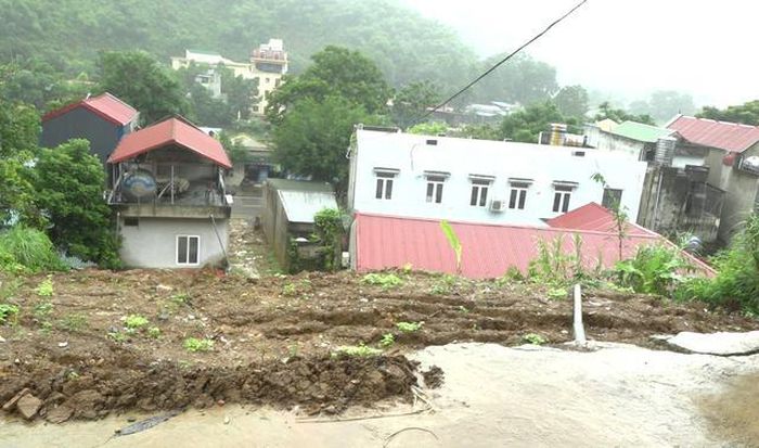 Ngọn núi phía taluy dương thuộc xã Quan Sơn xuất hiện vết nứt dài khoảng 100m, có vị trí rộng khoảng 0,8cm (Ảnh: K.C).