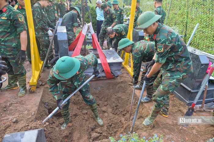 Trong quá trình lấy mẫu, các cơ quan chức năng bảo đảm sự trang nghiêm và tôn kính. Trong thời gian chờ hoàn táng, hài cốt liệt sĩ được bảo quản tại khu vực chuyên dụng và duy trì việc dâng hương, lễ cơm để bày tỏ lòng tri ân trước khi các phần mộ được đưa trở lại vị trí ban đầu.