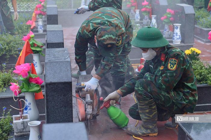 Từng đường cắt được thực hiện cẩn trọng để không ảnh hưởng đến cấu trúc các ngôi mộ.