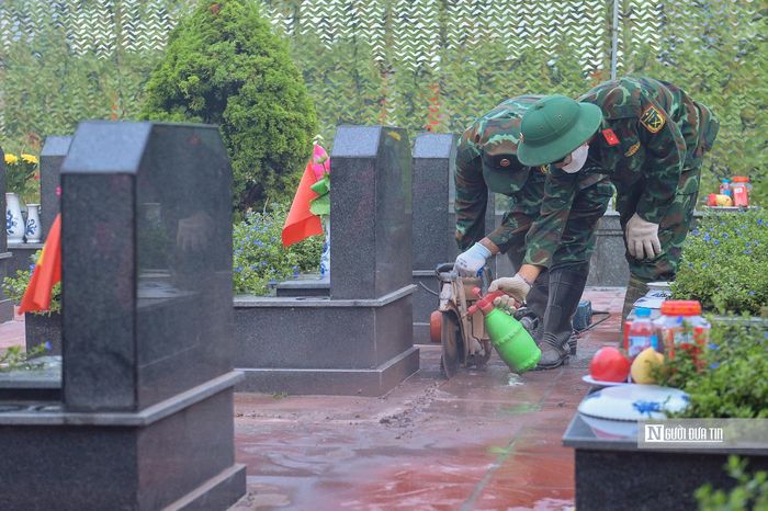 Thiếu tướng Đào Văn Nhận cho biết, đơn vị đã huy động 300 cán bộ, chiến sĩ cùng các phương tiện hiện đại nhất hiện có của Bộ Tư lệnh thủ đô Hà Nội để tập trung hoàn thành tốt nhiệm vụ lấy mẫu tại Nghĩa trang Mai Dịch.