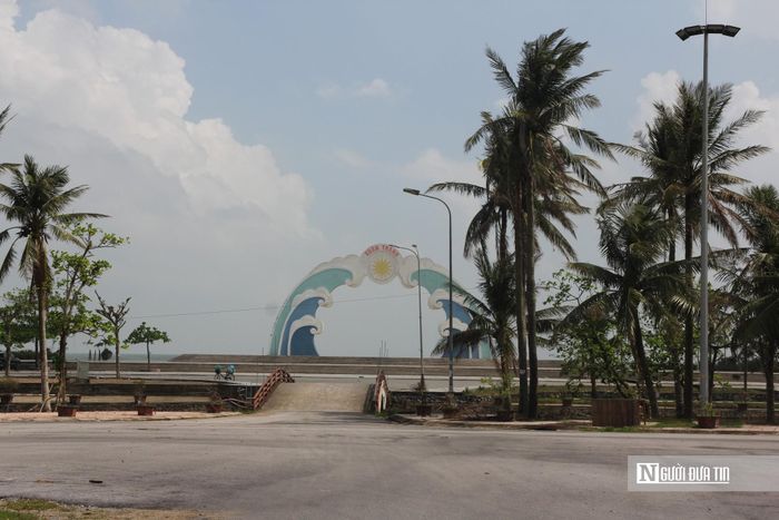 Ngoài quảng trường được đầu tư, các dự án xung quanh khu du lịch Xuân Thành vẫn đang chưa được triển khai.
