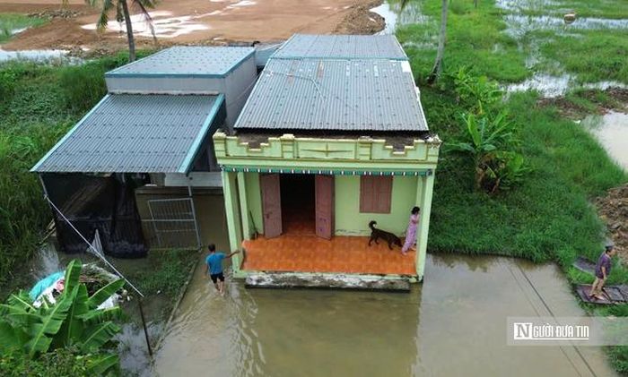 Dù nằm trong khu vực dự án, nhưng gia đình bà Nguyệt chưa nhận được tiền đền bù, hỗ trợ và chưa được tái định cư. Từ giữa tháng 7/2026 tới nay, họ sống trong ngôi nhà gần như bị cô lập khi mưa lớn, phải lội nước để vào nhà.