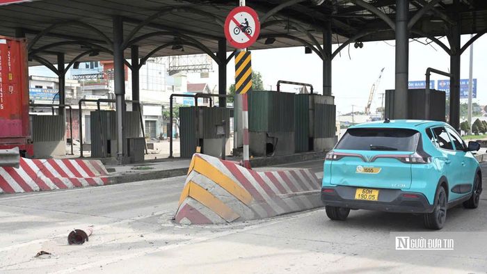 Khu vực trạm BOT cầu Đồng Nai ghi nhận lượng xe lưu thông lớn, nhất là vào giờ cao điểm, khi các phương tiện phải giảm tốc để đi qua hệ thống cabin và đảo phân làn cũ.