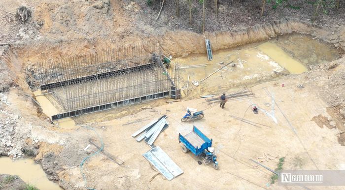Một trong những điểm nghẽn ảnh hưởng đến tiến độ dự án là công tác khai thác, tận dụng lâm sản. Công ty TNHH MTV Lâm nghiệp Bình huận đã khai thác và vận chuyển toàn bộ lâm sản đến bãi tập kết theo quy định và bàn giao mặt bằng cho chủ đầu tư triển khai thi công.Thế nhưng việc vận chuyển và tập kết gỗ đến bãi tập kết số 1 dàn trãi chiếm diện tích lớn gây ảnh hưởng tới việc vận chuyển đất đào móng của công trình đầu mối ra bãi trữ số 1, làm ảnh hưởng đến tiến độ thi công của công trình.