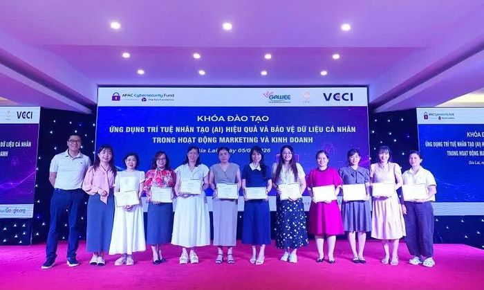 Trao chứng nhận hoàn thành khóa đào tạo cho các học viên.