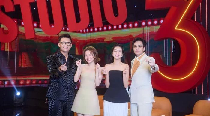 Hứa Kim Tuyền chụp ảnh kỷ niệm cùng MC Đức Bảo, Hồng Nhung và ca sĩ Lâm Bảo Ngọc. Ảnh: VTV