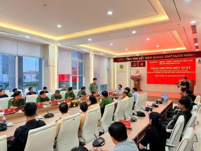 Đồng chí Thiếu tướng Nguyễn Đức Hải – Giám đốc Công an thành phố Đồng Nai tiếp thu ý kiến chỉ đạo.