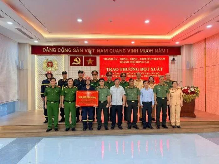 Đồng chí Chủ tịch UBND thành phố chụp hình lưu niệm cùng Ban Giám đốc, đại diện các lực lượng được khen thưởng.