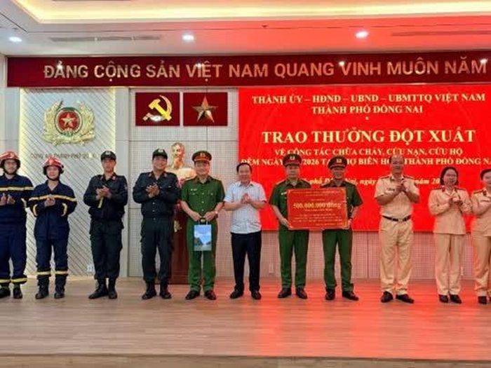 Đồng chí Nguyễn Văn Út - Phó Bí thư Thành ủy, Chủ tịch UBND thành phố Đồng Nai trao thưởng cho đại diện các đơn vị.