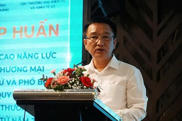 Phó Giám đốc Sở Công Thương Đà Nẵng Huỳnh Xuân Sơn chia sẻ tại buổi tập huấn.