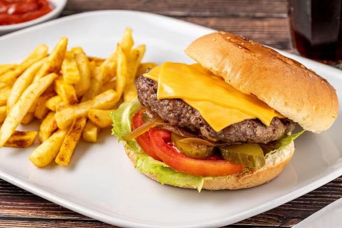 Cheeseburger và khoai tây chiên, những món Elon Musk thích nhất. Ảnh: Internet.