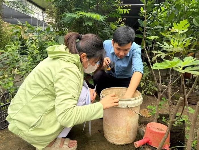 Nhiều ổ chứa bọ gây, nguyên nhân dẫn đến sốt xuất huyết vẫn tồn tại. Ảnh: Duy Tuân.