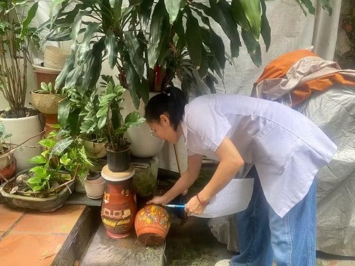 Phát hiện hàng nghìn dụng cụ chứa nước có bọ gậy ở nhà dân. Ảnh: Duy Tuân.