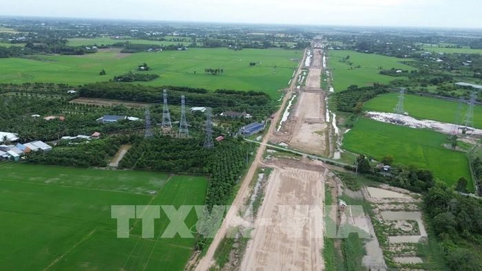 Các dự án giao thông trọng điểm được đẩy nhanh tiến độ. Ảnh: Công Trí - TTXVN