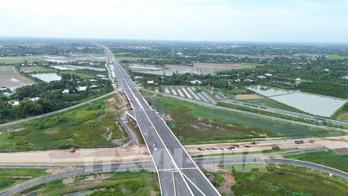 Dự án thành phần 1 cao tốc Cao Lãnh - An Hữu thảm nhựa được hơn 2km. Ảnh: Công Trí - TTXVN