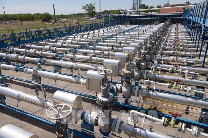 Đường ống dẫn khí tại cơ sở lưu trữ khí đốt tự nhiên ở Zsana, Hungary. Ảnh: THX/TTXVN phát