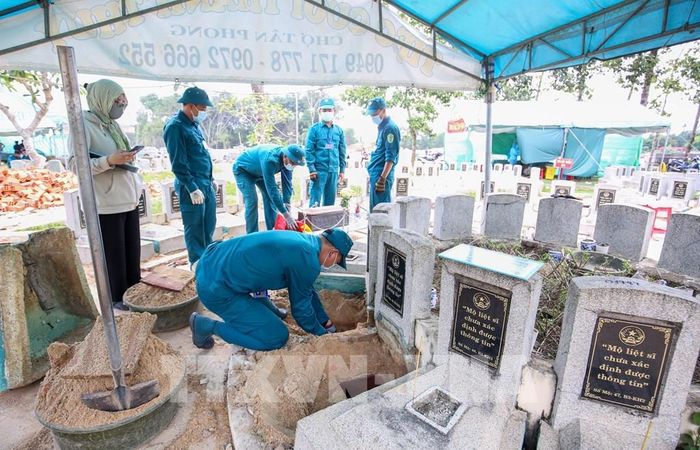 Mỗi người một phần việc, từng công đoạn lấy mẫu hài cốt liệt sĩ đều được các cán bộ, chiến sĩ và nhân viên y tế thực hiện cẩn trọng, góp phần sớm trả lại tên cho những người đã ngã xuống. Ảnh: Giang Phương – TTXVN
