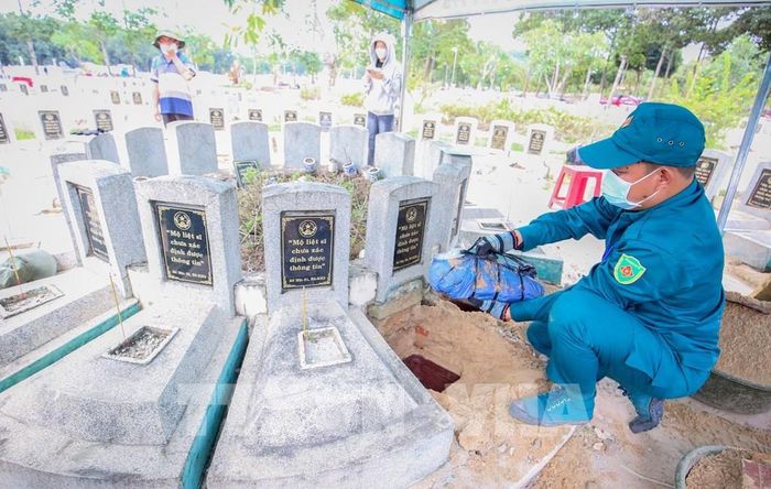 Từng phần hài cốt liệt sĩ được các cán bộ, chiến sĩ nâng niu bằng tất cả sự thành kính, như một lời tri ân dành cho những người đã hiến trọn tuổi xuân vì độc lập, tự do của Tổ quốc. Ảnh: Giang Phương – TTXVN