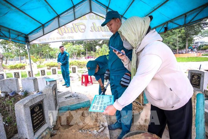 Cán bộ thực hiện số hóa thông tin phần mộ và mẫu hài cốt ngay tại hiện trường, bảo đảm dữ liệu được quản lý chặt chẽ trong suốt quá trình giám định ADN. Ảnh: Giang Phương – TTXVN