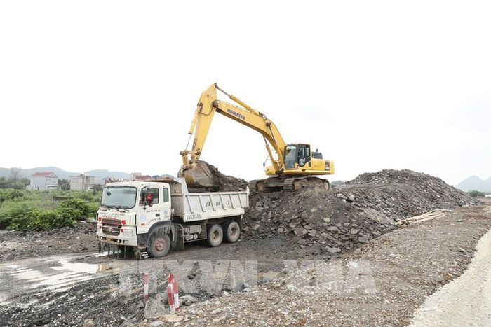 Việc đào đất được thực hiện khẩn trương tại mũi thi công Km26+900 thuộc địa bàn phường Trung Sơn, tỉnh Ninh Bình. Ảnh: Đức Phương - TTXVN