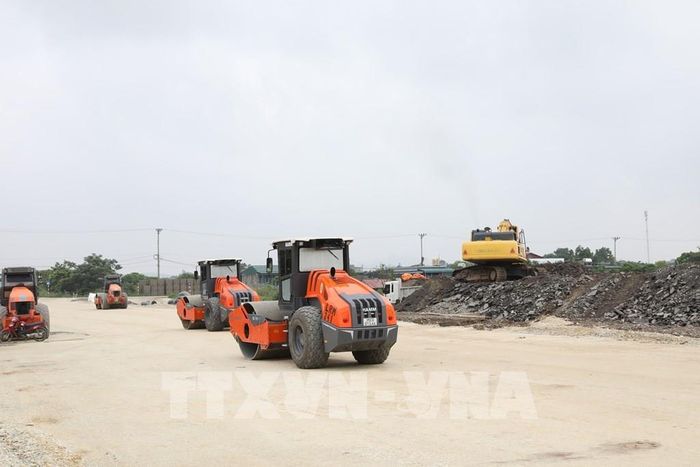 Nhà thầu đẩy nhanh tiến độ tại mũi thi công Km26+900 thuộc địa bàn phường Trung Sơn, tỉnh Ninh Bình. Ảnh: Đức Phương - TTXVN