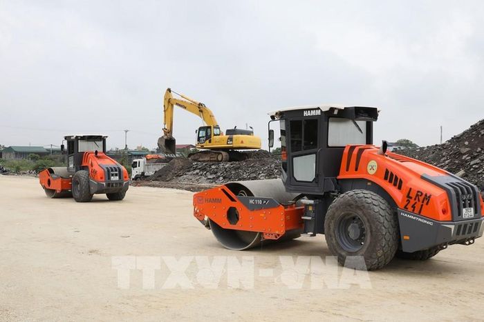Nhà thầu đẩy nhanh tiến độ tại mũi thi công Km26+900 thuộc địa bàn phường Trung Sơn, tỉnh Ninh Bình. Ảnh: Đức Phương - TTXVN