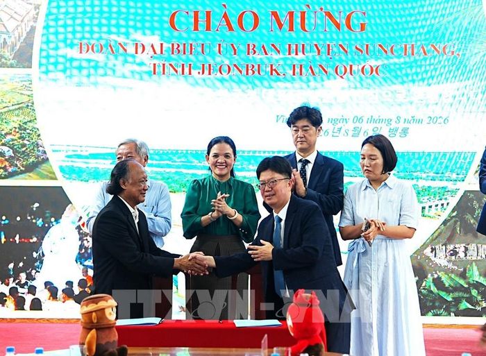 Hiệp hội Du lịch tỉnh Vĩnh Long cùng Quỹ Văn hóa Lên men và Xúc tiến Du lịch Sunchang ký kết hợp tác phát triển du lịch. Ảnh: Lê Thúy Hằng – TTXVN