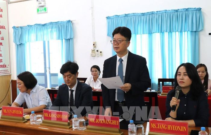 Ông Jo Kwanghui, Phó Huyện trưởng huyện Sunchang, tỉnh Jeonbuk (Hàn Quốc), phát biểu tại buổi làm việc. Ảnh: Lê Thúy Hằng – TTXVN