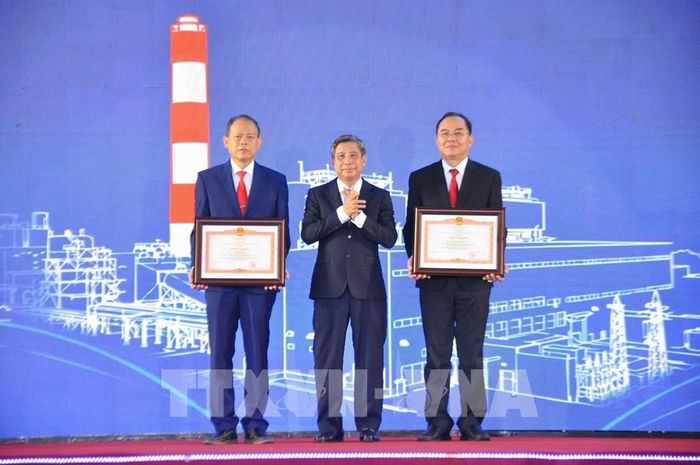 Ông Đồng Văn Thanh, Ủy viên Trung ương Đảng, Phó Bí thư Thường trực Thành ủy, Chủ tịch HĐND thành phố Cần Thơ trao Bằng khen của Thủ tướng Chính phủ cho lãnh đạo Công ty Nhiệt điện Cần Thơ. Ảnh: Thanh Liêm - TTXVN