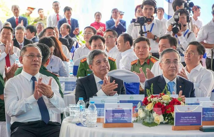 Ông Đồng Văn Thanh, Ủy viên Trung ương Đảng, Phó Bí thư Thường trực Thành ủy, Chủ tịch HĐND thành phố Cần Thơ (giữa) dự lễ kỷ niệm. Ảnh: Thanh Liêm - TTXVN