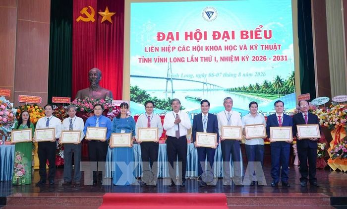 Trao trao Bằng khen của UBND tỉnh Vĩnh Long cho các tạp thể, cá nhân. Ảnh: Huỳnh Phúc Hậu - TTXVN