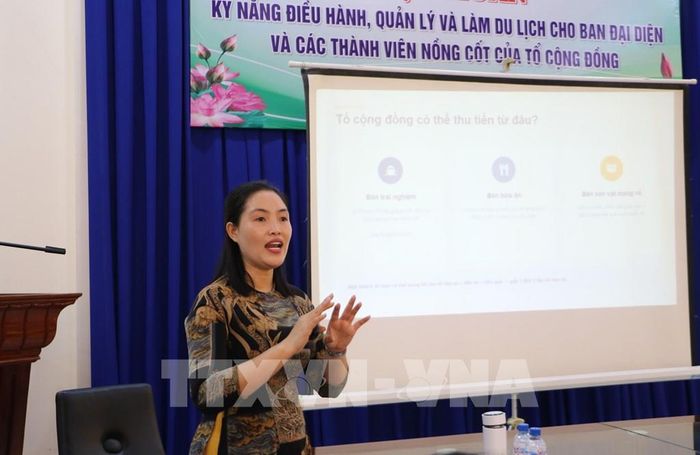 Thạc sĩ Nông Thị Mỹ Duyên, Trưởng bộ môn Quản trị Kinh doanh, Trường Cao đẳng Cộng đồng Đồng Tháp, trình bày nội dung tập huấn. Ảnh: Hồng Thái - TTXVN