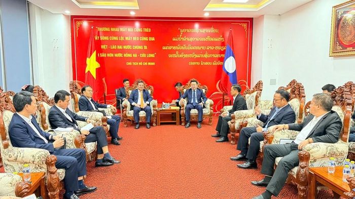 Đoàn công tác làm việc với Phó Chủ tịch Thường trực Ủy ban Hợp tác Lào - Việt Nam Soulivath Souvannachoumkham. Ảnh: Vinachem