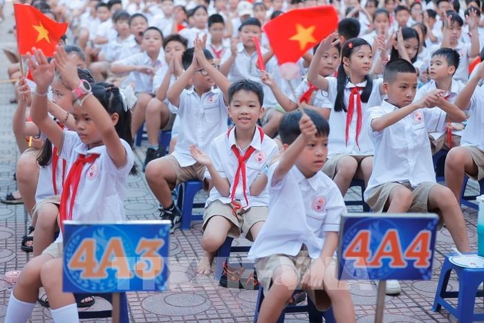 Học sinh dự khai giảng năm học mới tại trường tiểu học Gia Quất (Bồ Đề). Ảnh: Minh Quyết - TTXVN