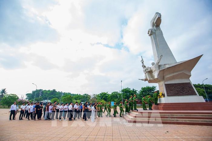 Đoàn viên, thanh niên tham gia hoạt động về nguồn tại Di tích lịch sử Vành đai diệt Mỹ, xã Châu Thành, góp phần giáo dục truyền thống cách mạng. Ảnh: Giang Phương - TTXVN