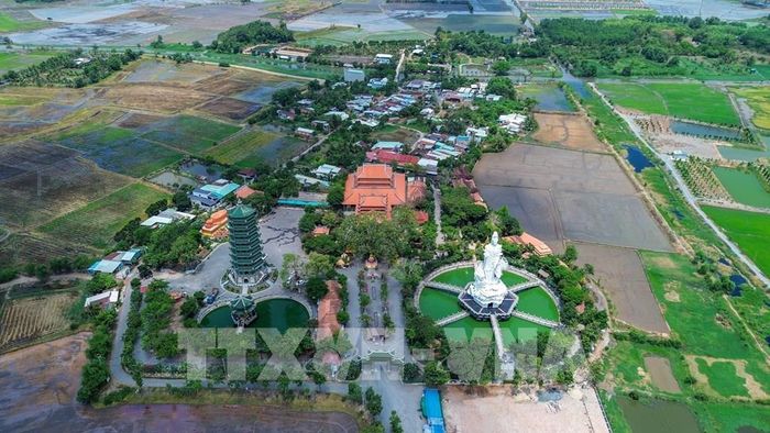 Chùa Thiền Lâm - Gò Kén, phường Long Hoa, nổi bật với kiến trúc tổng thể độc đáo, là điểm đến văn hóa, tâm linh tiêu biểu, góp phần gìn giữ và phát huy giá trị lịch sử, văn hóa của địa phương. Ảnh: Giang Phương - TTXVN