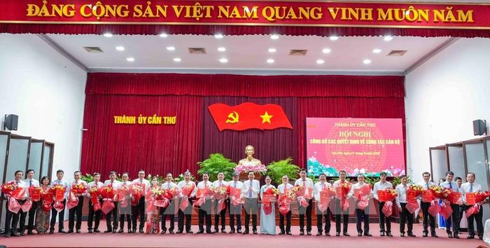 Bí thư Thành ủy Cần Thơ trao Quyết định của Ban Thường vụ Thành ủy cho các cán bộ được điều động, chỉ định, bổ nhiệm. Ảnh: Thanh Liêm - TTXVN