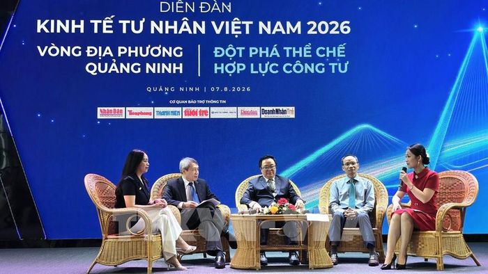 Các chuyên gia, đại diện cơ quan quản lý và lãnh đạo doanh nghiệp tham gia phiên tọa đàm về đột phá thể chế, thúc đẩy "chuyển đổi kép" tại diễn đàn. Ảnh: Thanh Vân- TTXVN