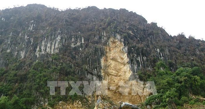 Mưa lớn đã làm quả núi thuộc khu vực bản Thanh Sơn bị nứt ở taluy dương. Ảnh minh họa: TTXVN