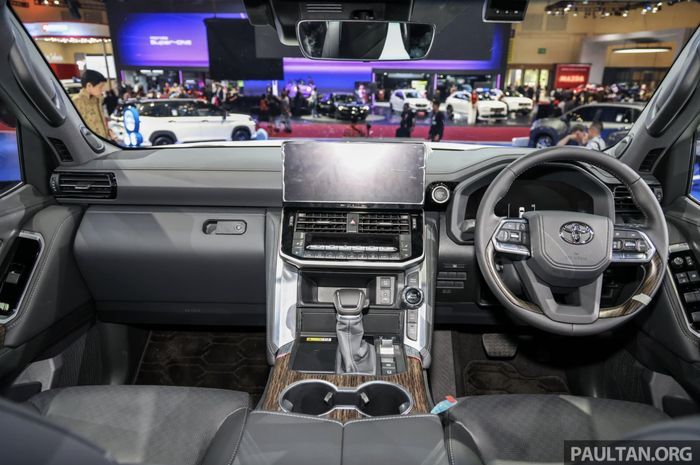 Không gian nội thất Land Cruiser hybrid không khác biệt so với các bản động cơ đốt trong. Ảnh: Paultan