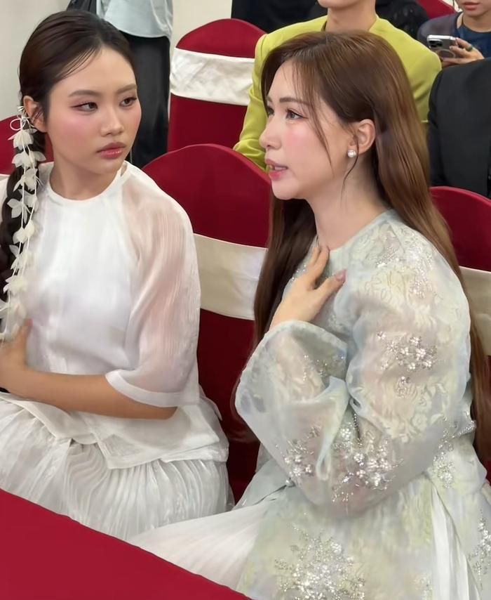 Hòa Minzy vui vẻ trò chuyện với Phương Mỹ Chi trong một lần tham gia sự kiện. Ảnh: nguyenminhcong.official
