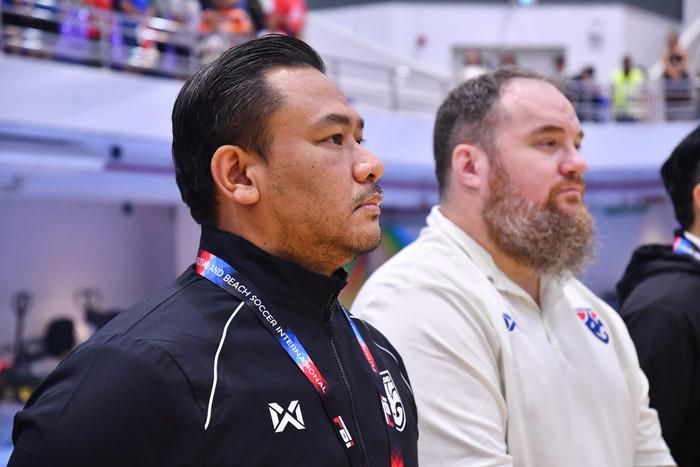 HLV tuyển Thái Lan, ông Raksapol Sainetngam cho rằng trận hòa 3-3 trước tuyển futsal Việt Nam đã tác động đến tâm lý các học trò, trước khi đội nhà thua đậm Nga 1-7. Ảnh: FAT