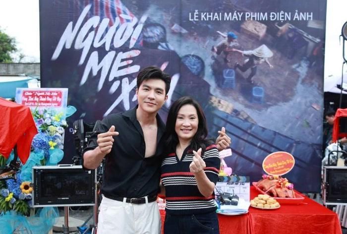 Nghệ sĩ Hồng Đào và Steven Nguyễn trong ngày khai máy phim "Người mẹ xấu".