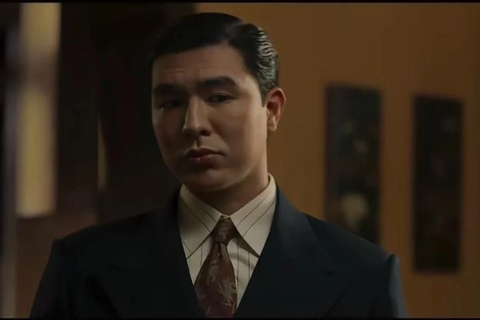 Steven Nguyễn gây chú ý với tạo hình ký giả Hồ Đắc trong trailer đầu tiên của Hoàng Hậu Cuối Cùng. Ảnh: NSX.