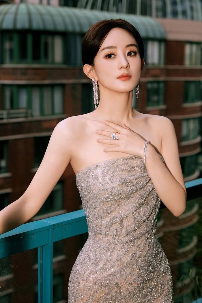 Sự xuất hiện của Triệu Lệ Dĩnh trong bộ ảnh tuyên truyền Giải thưởng Kim Ưng gây chú ý. Ảnh: Weibo