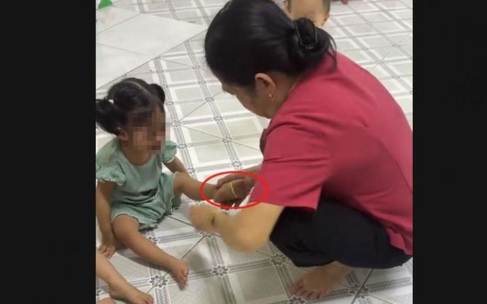 Người phụ nữ liên tục bắn thun vào chân nhiều trẻ em, trong đó có bé đang chơi ngoan. Ảnh cắt từ clip.