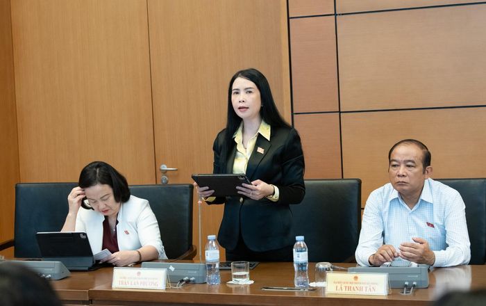 Đại biểu Trần Lan Phương nhấn mạnh nhấn mạnh việc đơn giản hóa thủ tục phải đi đôi với cơ chế hậu kiểm hiệu quả, tránh để kéo dài thời hạn giấy phép hay phân cấp quản lý làm suy giảm hiệu lực kiểm soát. Ảnh: Lâm Hiển