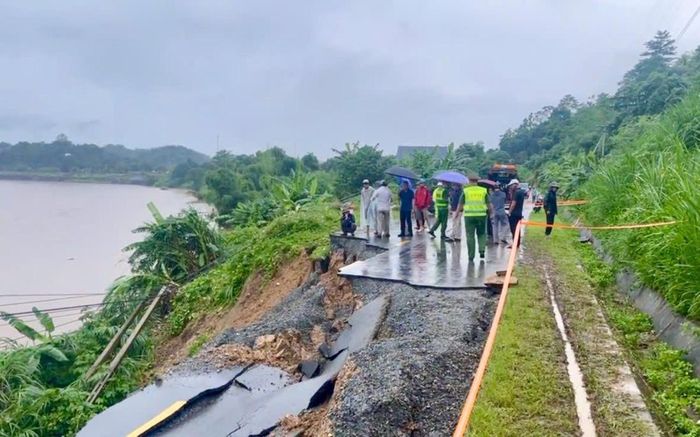 Khoảng 30 mét mặt đường bị đứt gãy, sạt trượt hoàn toàn xuống phía ta luy âm giáp bờ sông Hồng